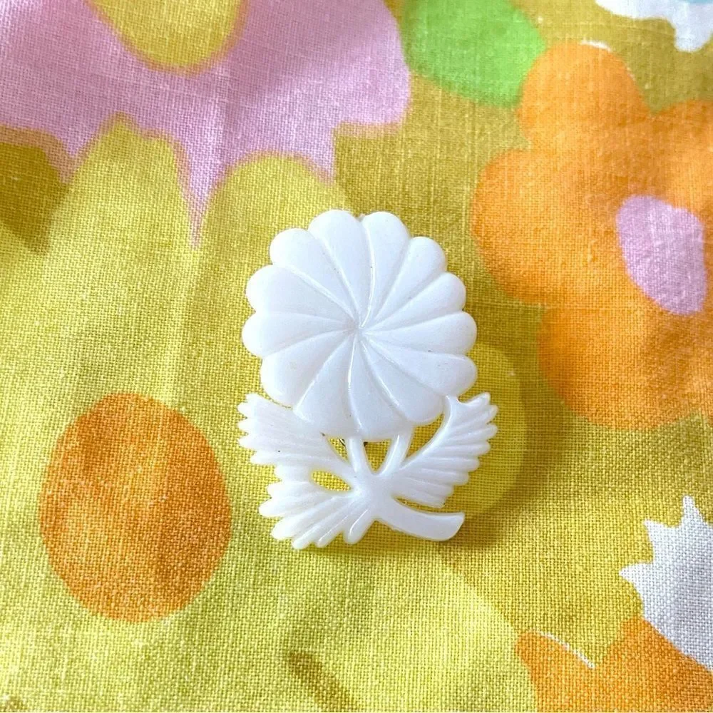 Vintage 60’s Plastic Flower Pin